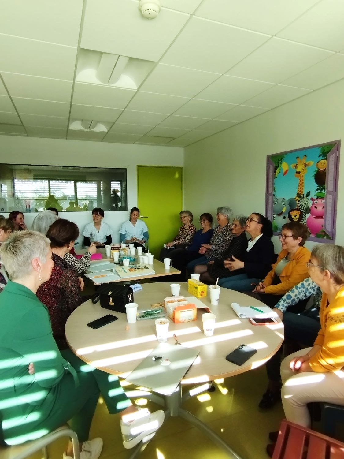 Bénévoles en salle de pause