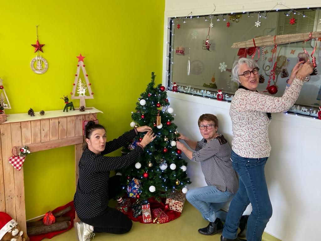 Bénévoles qui installent des décorations de noël